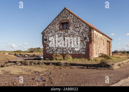 Thornham, Norfolk, England, Großbritannien - 24 April 2019: Eine alte Scheune im Thornham Alten Hafen Stockfoto