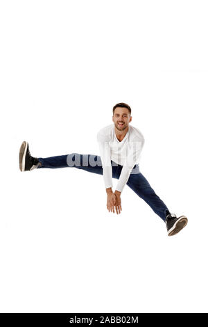 Hübscher junger bärtiger Mann springen. In voller Länge Porträt auf weißem Hintergrund Stockfoto