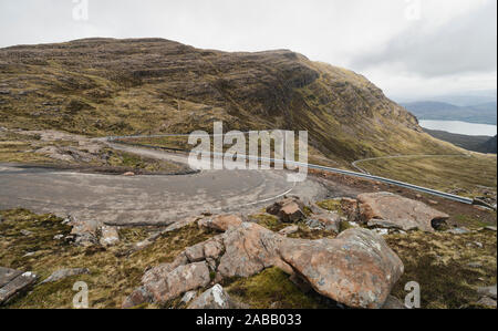 Blick auf Single Track Road und vorbei am Bealach Na Ba pass auf Applecross Halbinsel der Nordküste 500 Fahrstrecke im Norden von Schottland, Großbritannien Stockfoto