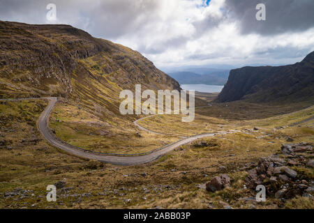 Blick auf Single Track Road und vorbei am Bealach Na Ba pass auf Applecross Halbinsel der Nordküste 500 Fahrstrecke im Norden von Schottland, Großbritannien Stockfoto