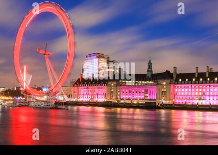 London, Großbritannien. 26 Nov, 2019. Das London Eye und der County Hall in festlichen Farben. Obwohl es noch im November ist, fast alle Einkaufsstraßen und Sehenswürdigkeiten in London haben jetzt ihre Weihnachtsdekorationen und Illuminationen iup. Credit: Imageplotter/Alamy leben Nachrichten Stockfoto