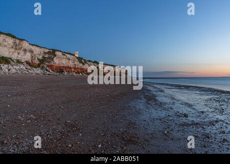 Hunstanton, Norfolk, England, Großbritannien - 25 April 2019: Abend Licht und Wolken über dem Leuchtturm und den Klippen Stockfoto