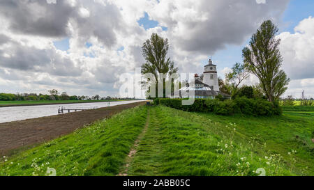 Guy's Kopf, Lincolnshire, England, Großbritannien - 26 April 2019: Der Fluss Nene und der Westen Nene Leuchtturm Stockfoto