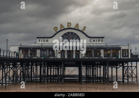 Cleethorpes, North East Lincolnshire, England, Großbritannien - 27 April, 2019: Graue Wolken über dem Pier Stockfoto