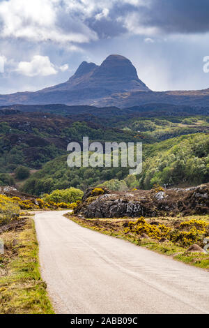 Suilven Berg in Inverpolly und der Nordküste 500 Autowanderstraße im Norden von Schottland, Großbritannien Stockfoto