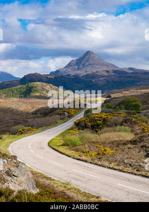 Blick auf Ben Hoffnung und Autobahn auf der Nordküste 500 Autowanderstraße in Sutherland, nördlichen Schottland, Großbritannien Stockfoto