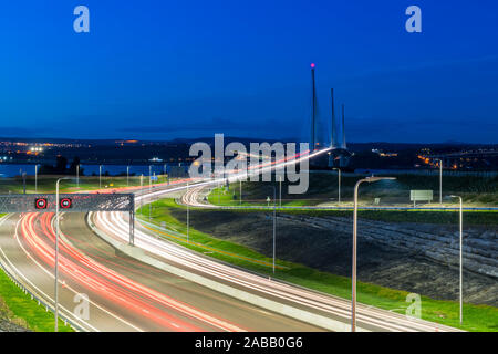 Abendlicher Blick von neuen Queensferry Kreuzung bei Dämmerung mit Verkehr auf der Autobahn mit langen Belichtung, in Schottland, Vereinigtes Königreich Stockfoto