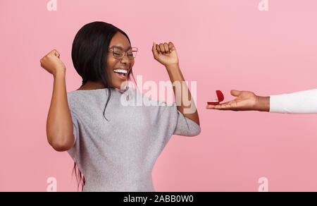 Emotionale schwarze Frau an der Box mit Ring suchen Stockfoto