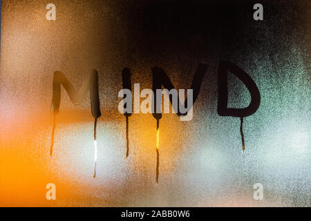 Das Wort verstand auf Nacht nasse Fenster schließen geschrieben mit unscharfen Hintergrund orange leuchtet. Stockfoto