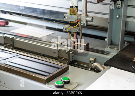 Anlagen zum Schweißen von Metallen in einer schützenden Inertgas Umwelt. Überlappung Schweißgerät. Stockfoto