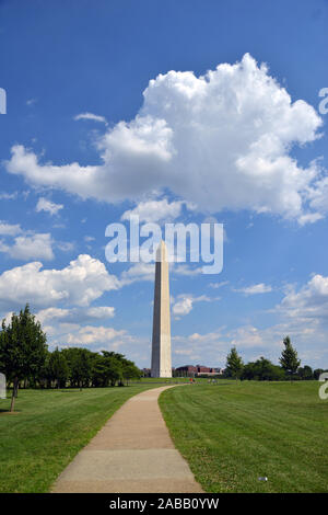 Washington Monument mit grünem Feld, Washington DC, USA Stockfoto