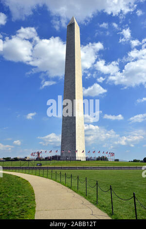 Washington Monument mit grünem Feld, Washington DC, USA Stockfoto