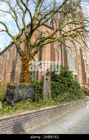 Alte Lore, Kohle Wagen der ehemaligen Zeche Osterfeld in Oberhausen, vor der St. Pankratius Kirche auf der Bottroper Straße, Stockfoto