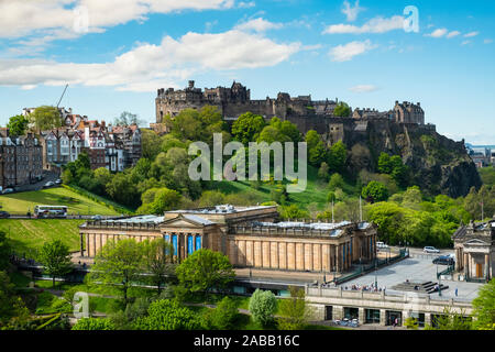 Skyline von Princes Street Gardens und Edinburgh Castle und die Scottish National Gallery in Edinburgh, Schottland, Großbritannien Stockfoto