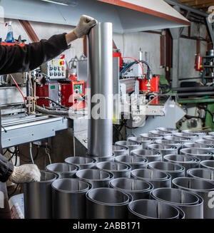 Schweißnaht auf Edelstahl ventlation Rohre. Metallindustrie. Überlappung arc welding Machine. Stockfoto