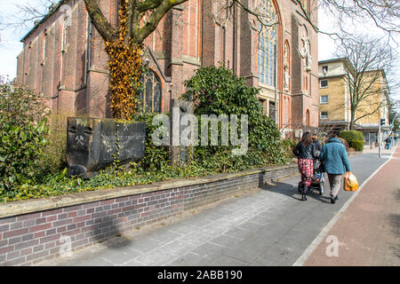 Alte Lore, Kohle Wagen der ehemaligen Zeche Osterfeld in Oberhausen, vor der St. Pankratius Kirche auf der Bottroper Straße, Stockfoto