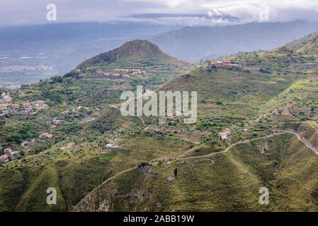 Berge rund um Carvoeiro Stadt in der Provinz Messina in der italienischen Region Sizilien Stockfoto