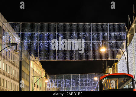 London, Großbritannien. 26 Nov, 2019. Die Oxford Street Weihnachten Leuchten. Obwohl es noch im November ist, fast alle Einkaufsstraßen und Sehenswürdigkeiten in London haben jetzt ihre Weihnachtsdekorationen und Illuminationen iup. Credit: Imageplotter/Alamy leben Nachrichten Stockfoto