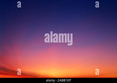 Sonnenaufgang auf einen Himmel, malerische Aussicht mit weichen Farben. Rosa, Orange und Dark Blue Horizon, Raum und Stratosphäre für Hintergrund Stockfoto