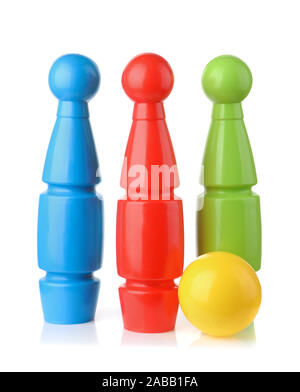 Vorderansicht des Spielzeug Kunststoff Bowling Pins und Kugel isoliert auf weißem Stockfoto