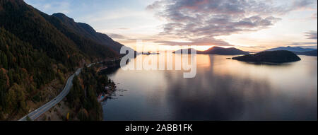 Sea Sky Highway in Howe Sound in der Nähe von Horseshoe Bay, West Vancouver, British Columbia, Kanada. Antenne Panoramablick bei einem Sonnenuntergang im Herbst Meere Stockfoto