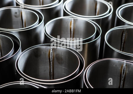 Schweißnaht auf Edelstahl ventlation Rohre. Metallindustrie. Close-up. Stockfoto