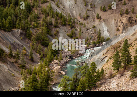 Blick von oben auf einen schönen grünen Fluss im Tal bei einem Sommertag. In der Nähe von Lillooet, British Columbia, Kanada. Stockfoto