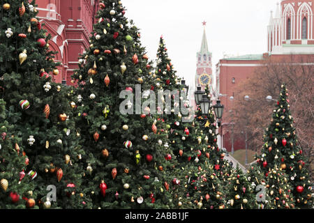 Weihnachtsbäume auf dem Roten Platz in Moskau, Neues Jahr Feier in Russland. Festliche Dekorationen auf dem Hintergrund der Kreml Tower, Magie des Urlaub Stockfoto