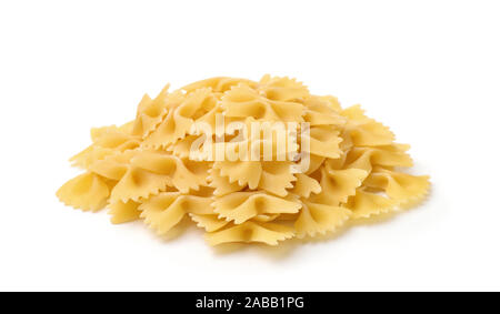 Stapel der Ungekocht farfalle Pasta isoliert auf weißem Stockfoto