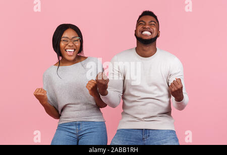 Afrikanische amerikanische Partner freuen, Erfolg, clench Fäuste und ausrufen Stockfoto