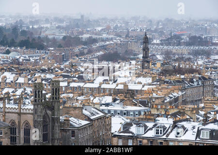 Blick vom Calton Hill über Edinburgh nach schweren Schnee fällt, Schottland, Vereinigtes Königreich Stockfoto