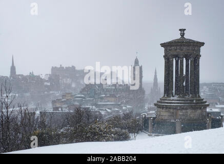 Blick vom Calton Hill über die Stadt Edinburgh während der schweren Schnee fällt, Schottland, Vereinigtes Königreich Stockfoto