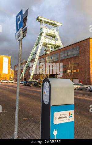 Doppel bock Grube Rahmen über Welle 7 des stillgelegten Bergwerk Ewald in Herten, Ladestation für Elektroautos, Herten, Stadtwerke, Stockfoto