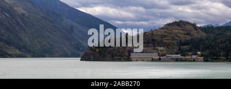 Panoramablick auf eine elektrische Station von Seton See während einem bewölkten Sommertag. In Shalalth, in der Nähe von Lillooet, British Columbia, Kanada. Stockfoto