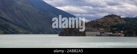 Panoramablick auf eine elektrische Station von Seton See während einem bewölkten Sommertag. In Shalalth, in der Nähe von Lillooet, British Columbia, Kanada. Stockfoto