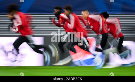 Leipzig, Deutschland. 26 Nov, 2019. Fussball: der Champions League match, RB Leipzig - Benfica Lissabon, Gruppenphase, Gruppe G, 5. Spieltag. Die Spieler von Benfica Zug im Stadion. Credit: Hendrik Schmidt/dpa-Zentralbild/dpa/Alamy leben Nachrichten Stockfoto