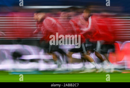 Leipzig, Deutschland. 26 Nov, 2019. Fussball: der Champions League match, RB Leipzig - Benfica Lissabon, Gruppenphase, Gruppe G, 5. Spieltag. Die Spieler von Benfica Zug im Stadion. Credit: Hendrik Schmidt/dpa-Zentralbild/ZB/dpa/Alamy leben Nachrichten Stockfoto