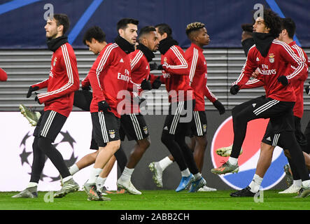 Leipzig, Deutschland. 26 Nov, 2019. Fussball: der Champions League match, RB Leipzig - Benfica Lissabon, Gruppenphase, Gruppe G, 5. Spieltag. Die Spieler von Benfica Zug im Stadion. Credit: Hendrik Schmidt/dpa-Zentralbild/ZB/dpa/Alamy leben Nachrichten Stockfoto