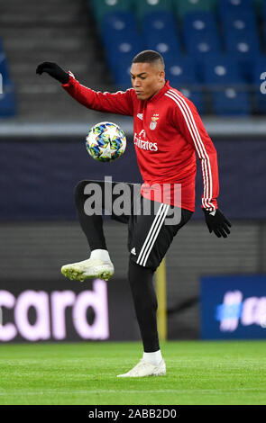 Leipzig, Deutschland. 26 Nov, 2019. Fussball: der Champions League match, RB Leipzig - Benfica Lissabon, Gruppenphase, Gruppe G, 5. Spieltag. Carlos Vinicius von Benfica Züge im Stadion. Credit: Hendrik Schmidt/dpa-Zentralbild/ZB/dpa/Alamy leben Nachrichten Stockfoto