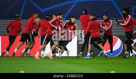 Leipzig, Deutschland. 26 Nov, 2019. Fussball: der Champions League match, RB Leipzig - Benfica Lissabon, Gruppenphase, Gruppe G, 5. Spieltag. Die Spieler von Benfica Zug im Stadion. Credit: Hendrik Schmidt/dpa-Zentralbild/ZB/dpa/Alamy leben Nachrichten Stockfoto