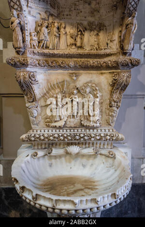 Heiliges Wasser font in der Metropolitan Kathedrale der Himmelfahrt der Jungfrau Maria in Palermo Stadt im südlichen Italien, Hauptstadt der autonomen Region Sizilien Stockfoto