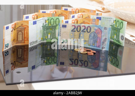 Das Bild zeigt die Zahl 2020 aus 20 Euro Wechsel von Währungen, Münzen und Geldscheine umgeben Stockfoto