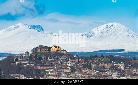 Blick auf die Burg Stirling und schneebedeckte Berge in Stirlingshire, Schottland, UK Stockfoto