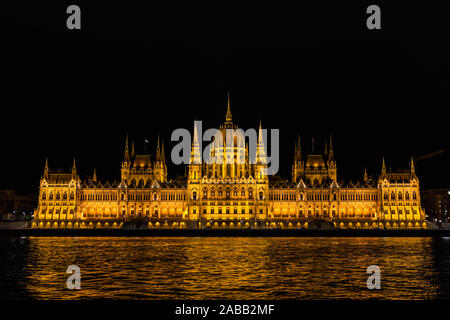 Schöne Sicht auf die ungarischen Parlament am Ufer der Donau in der Nacht in Budapest, Ungarn Stockfoto