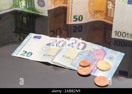 Das Bild zeigt die Zahl 2020 aus 20 Euro Wechsel von Währungen, Münzen und Geldscheine umgeben Stockfoto