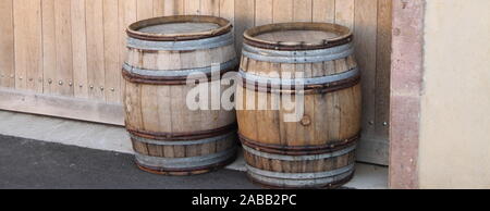 Zwei alte braune Weinfässer Stockfoto