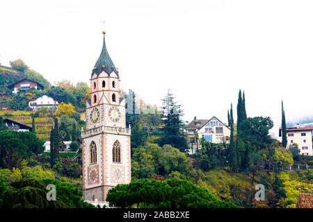 Stadt Meran und St. Nikolaus Kirche in Meran in Südtirol, Italien. Bewölkt Herbst Tag. Stockfoto