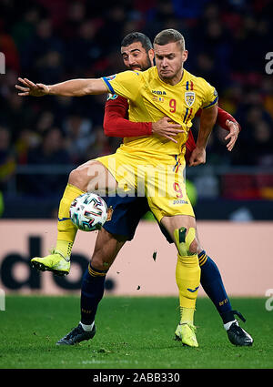 Raul Albiol (L) von Spanien konkurriert für die Kugel mit George Puscas von Rumänien während der UEFA EURO-Qualifikation, Gruppe F Match zwischen Spanien Rumänien vs im Estadio de la Wanda Metropolitano in Madrid, Spanien, 18. November 2019. (Foto von Pablo Morano/LBA) Stockfoto