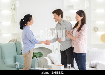 Psychologe und dankbar Paar handshaking im Büro Stockfoto