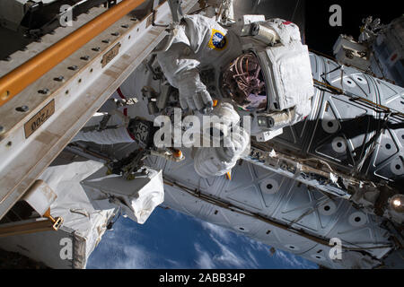 Esa-Astronauten Luca Parmitano nimmt Fotos während des zweiten Weltraumspaziergang der Internationalen Raumstation kosmische Partikel Detektor und das Alpha-Magnet-Spektrometer November 22, 2019 in der Erdumlaufbahn zu reparieren. Stockfoto